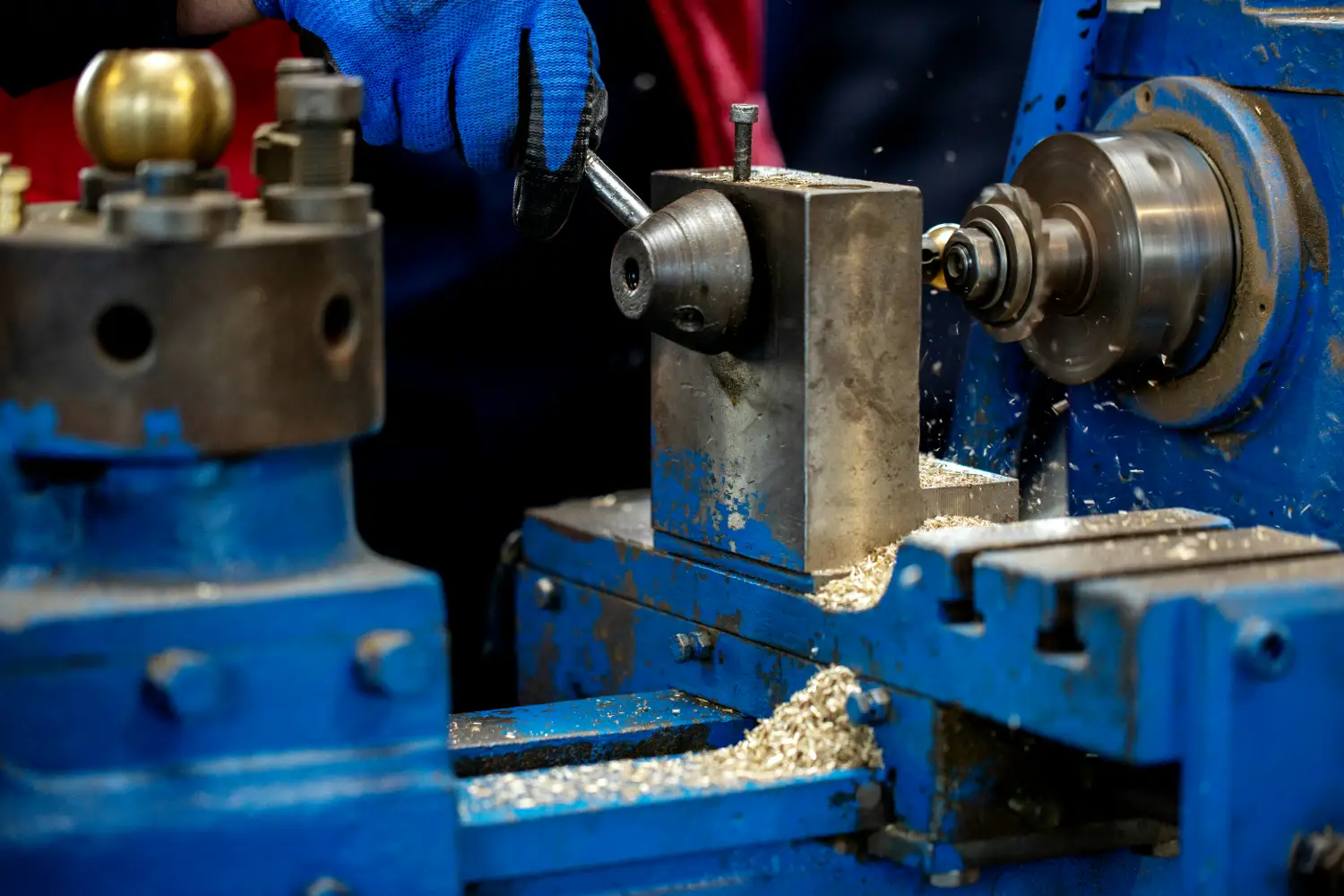 Bedanya Mesin Bubut Manual & CNC yang Perlu Kamu Tahu