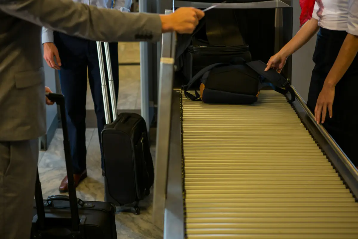 Fakta Kenapa Gak Semua Barang Boleh Masuk Bagasi Pesawat