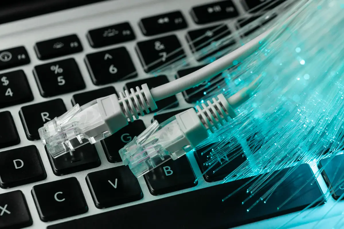 Kenapa Fiber Optic Lebih Tahan Gangguan Cuaca?